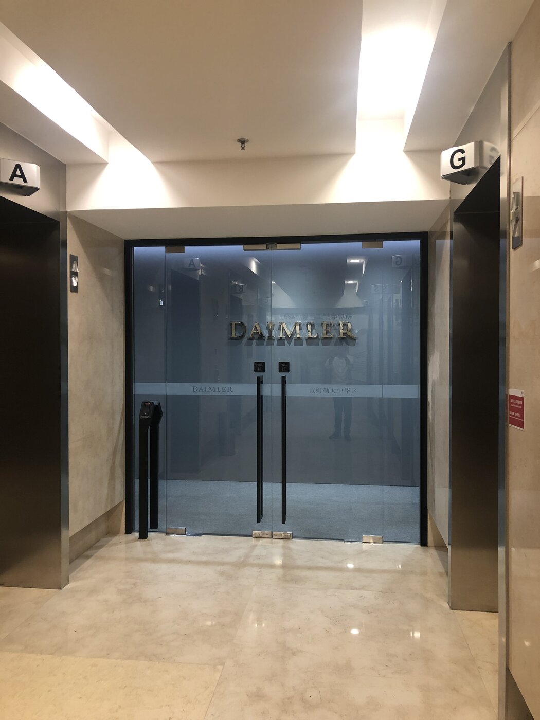商業樓宇升降機大堂與玻璃入口門