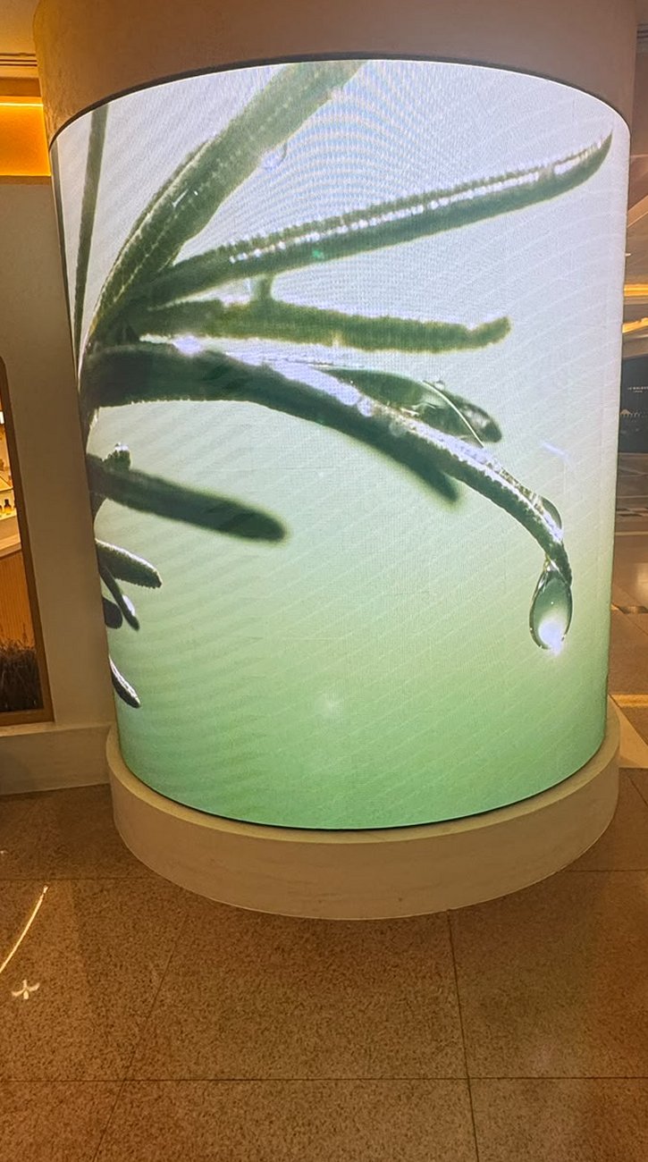 環繞商場柱身的圓柱形 LED 顯示